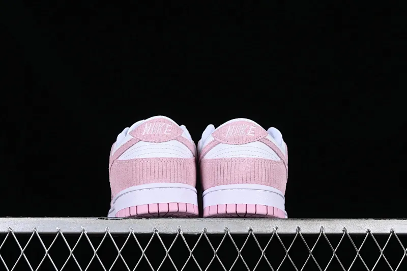 All categories Nk SB Dunk Series Nk SB Dunk Low low-top sneakers Cost-effective version Nk Dunk Low "Pink Corduroy" dirty pink corduroy SB low-top sports and leisure sneakers FN7167-100